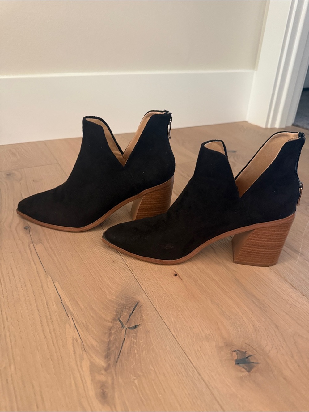 Source Unknown Black Suede V-Cut Stacked Heel Ankle Booties